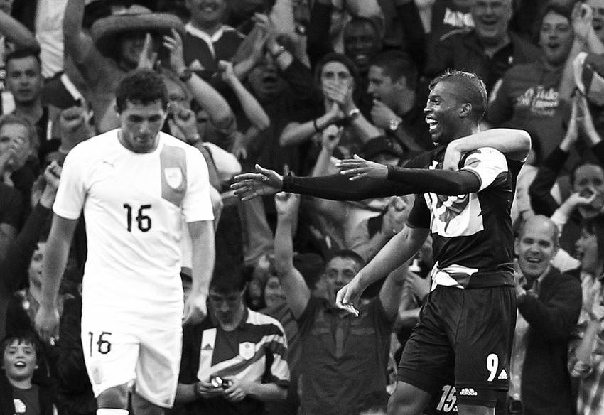 Los jugadores de Gran Bretaña celebran el gol de Daniel Sturridge contra Uruguay, en el partido por los Juegos Olímpicos de Londres 2012, en el estadio Millennium, en Cardiff, Gales . 