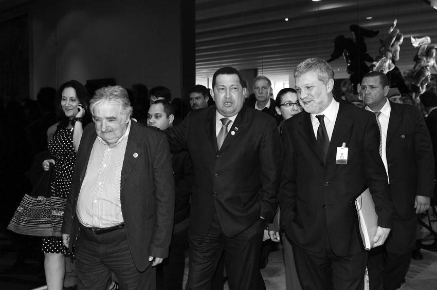 José Mujica y Roberto Kreimerman junto al presidente venezolano, Hugo Chávez (centro), durante el encuentro que mantuvieron en el marco de la cumbre extraordinaria del Mercosur en Brasilia.