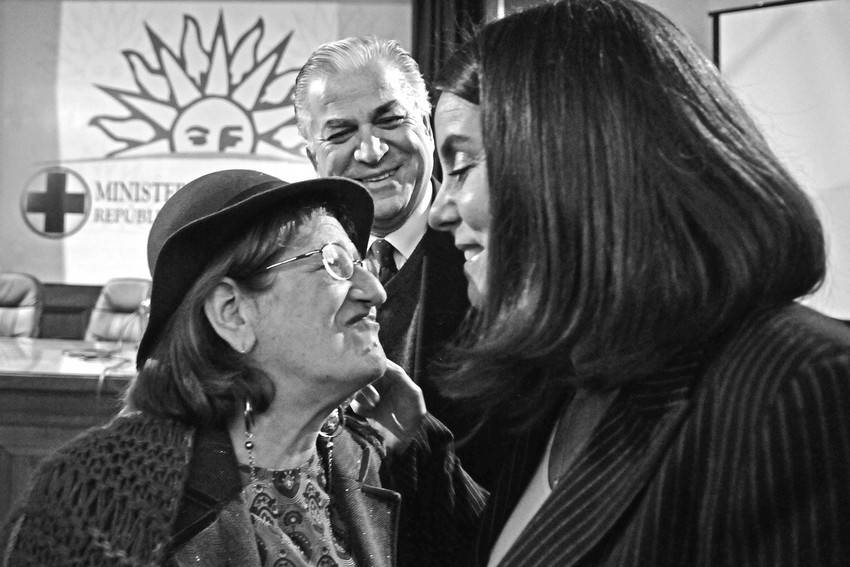Glenda Rondán, Jorge Venegas y Beatriz Silva, ayer, durante el acto conmemorativo de los diez años de aprobación de la ley de Violencia Doméstica, en el salón de actos del MSP. 