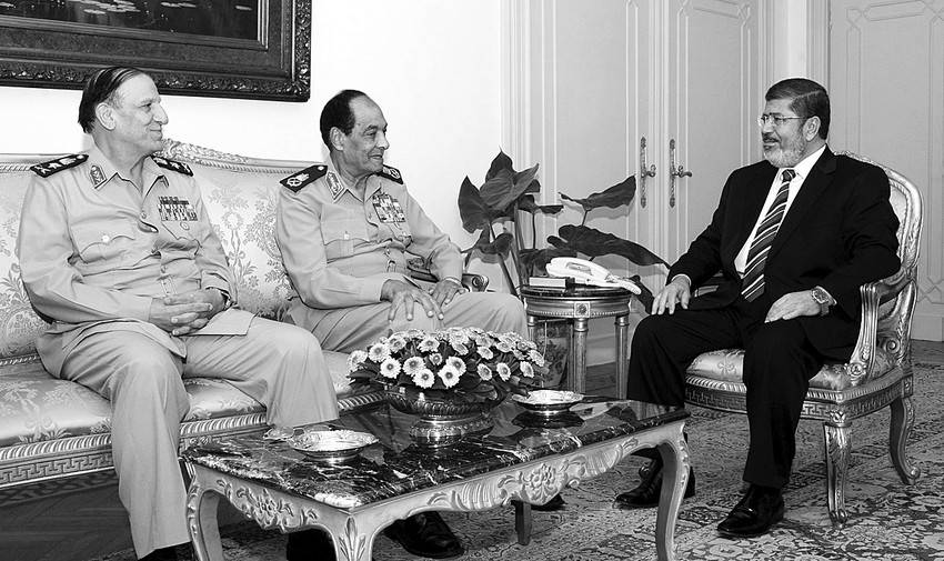 Imagen tomada el 4 de julio de 2012 y facilitada por la presidencia egipcia, del presidente Mohamed Mursi (izquierda) en una reunión con el ministro de Defensa, Hussein Tantawi (centro), y el jefe del Estado Mayor de las Fuerzas Armadas, Sami Anan, a quienes ayer les ordenó el pasaje a retiro. 