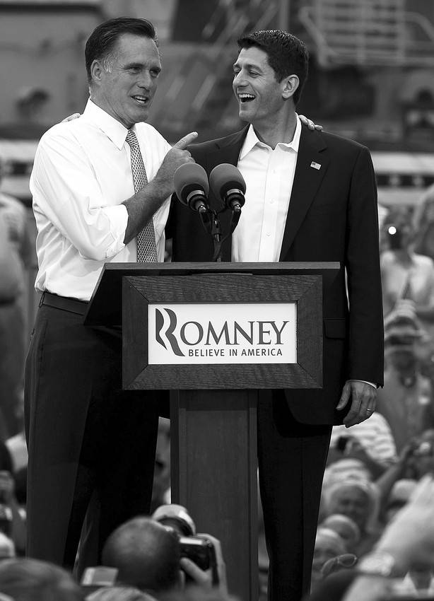El candidato presidencial republicano para Estados Unidos, Mitt Romney (izquierda), presenta a Paul Ryan como compañero de fórmula, en el museo naval de Nauticus en Norfolk, Virginia.