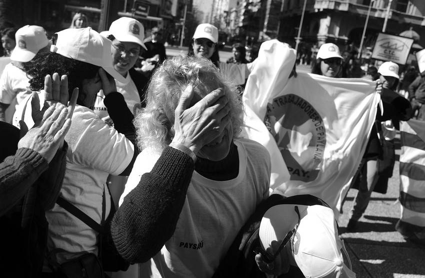 Trabajadores de Cotrapay, ayer, en la plaza Independencia 
