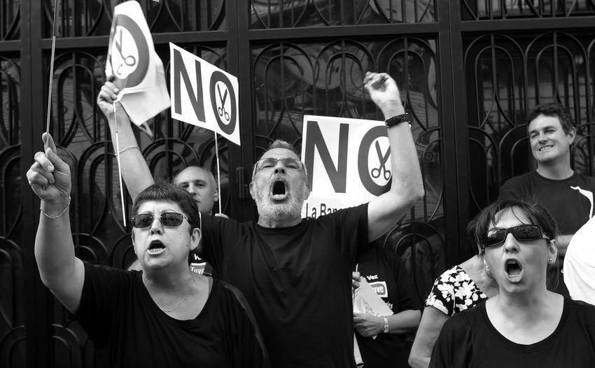 Participantes en la concentración convocada por UGT y CCOO, el viernes 10, ante la sede del Ministerio de Hacienda para protestar contra los recortes aprobados por los gobiernos central y autonómico, y en defensa del Estado del bienestar. 