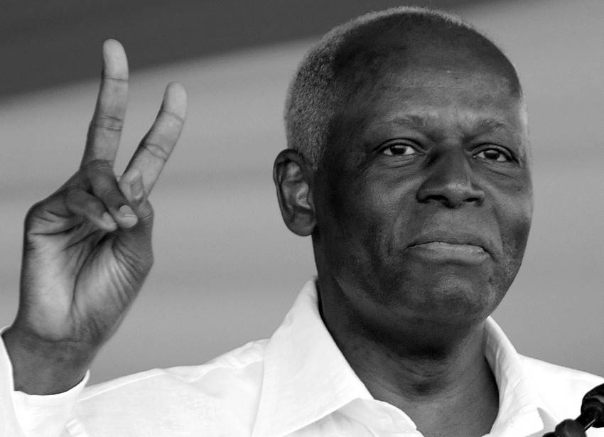 El presidente de Angola, José Eduardo dos Santos, durante un acto de campaña electoral en Cacuaco. (archivo, setiembre de 2008)