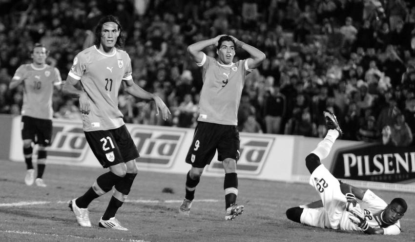 Edinson Cavani, Luis Suárez, el arquero ecuatoriano Alexander Domínguez y Diego Forlán, ayer, en el estadio Centenario 