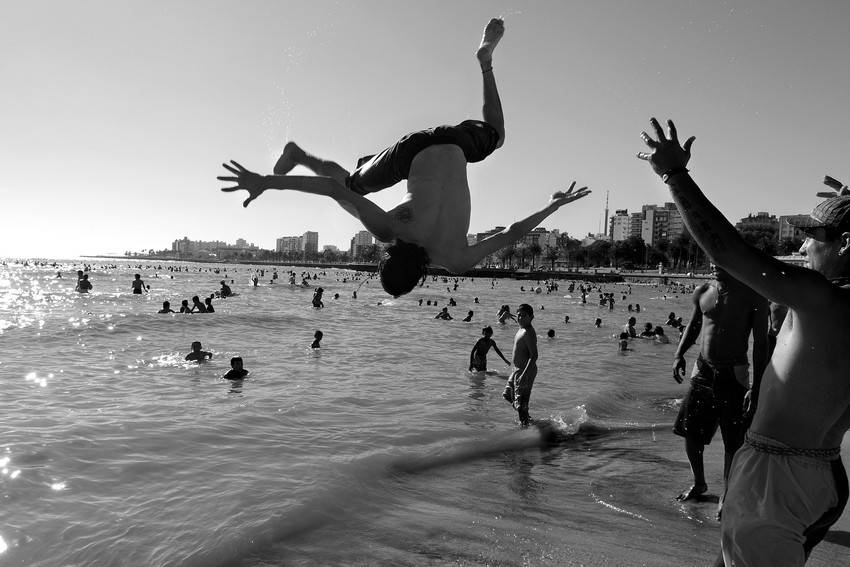 Jóvenes practican capoeira en la playa Ramírez, ayer en la tarde. 