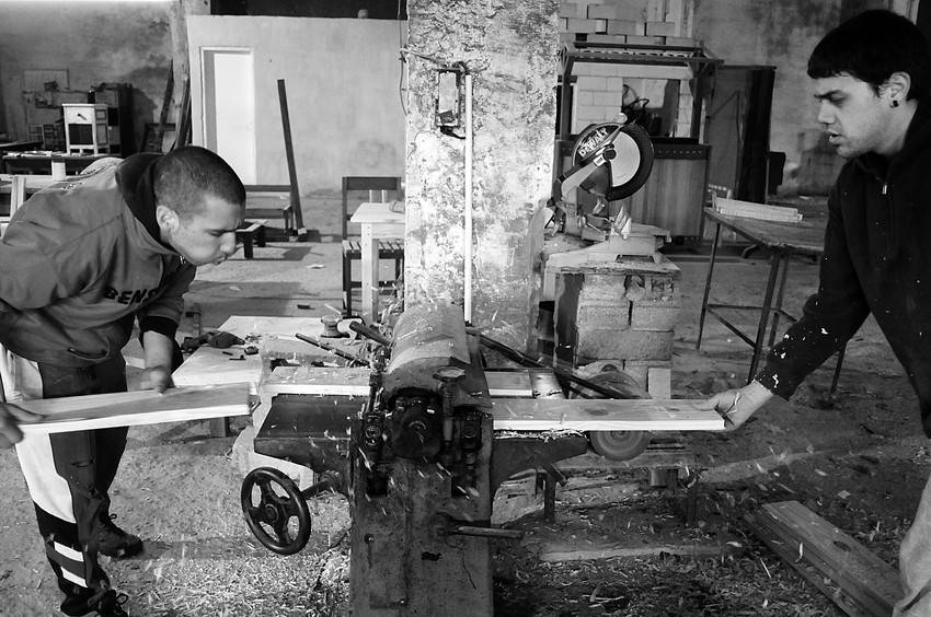 Internos trabajan en la carpintería del Centro Nacional de Rehabilitación (archivo agosto de 2009). 