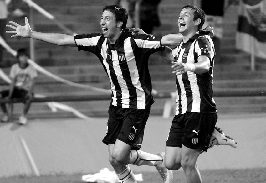 Juan Manuel Olivera y Matías Mier, ayer, tras el primer gol de Peñarol ante Godoy Cruz en el estadio Malvinas Argentinas, en Mendoza.