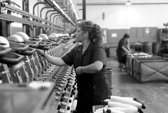 Trabajadoras en la textil Niralan SA, ex Fibratex. (archivo, marzo de 2008) · Foto: Ricardo Antúnez