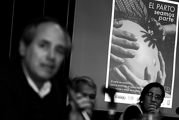 Carlos Güida, Alfonso Fernos, Irene Rodríguez, el viernes, en la presentación de la campaña de sensibilización “Carpas rojas:
El parto, seamos parte”. · Foto: Nicolás Celaya