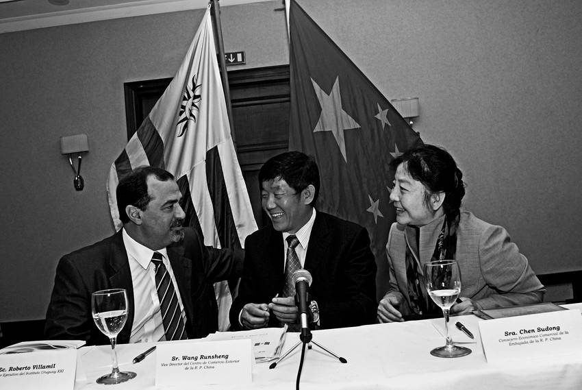 Roberto Villamil, director ejecutivo de Uruguay XXI, Wang Runsheng, vicedirector de China Foreign Trade Centre, y Chen Sudong, consejera Comercial de China, durante una conferencia de promoción de la Feria de Cantón, en China. (archivo, agosto de 2009) 