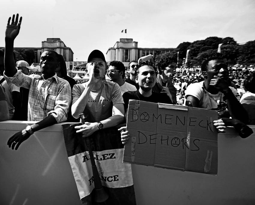 Hinchas franceses mientras observan en directo el partido entre Francia y Sudáfrica, por el grupo A del Mundial de fútbol Sudáfrica 2010, en la pantalla gigante de la explanada de Trocadero en París, Francia. 