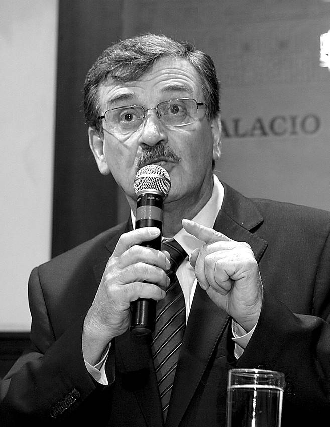 El ministro de Recursos Naturales No Renovables, Wilson Pástor, ofreció una rueda de prensa ayer, en Quito (Ecuador).