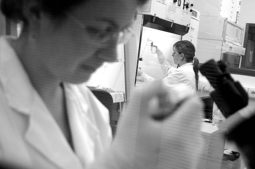 Investigadores en el Instituto Pasteur de Montevideo. (archivo, mayo de 2009) 