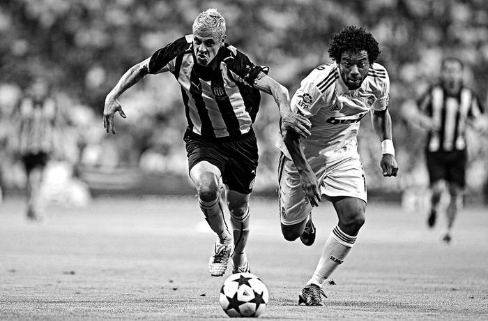 Fabián Estoyanoff, de Peñarol, y Marcelo, de Real Madrid, durante el partido por el Trofeo Santiago Bernabéu, en Madrid, España.
 · Foto: Efe, Fernando Alvarado