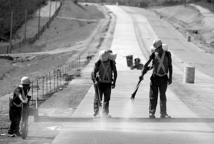 Trabajadores en las obras del anillo perimetral de Montevideo. (archivo, febrero de 2009) · Foto: Pablo Nogueira