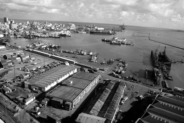 El puerto de Montevideo visto desde la Torre de las Telecomunicaciones. (archivo, julio de 2010) · Foto: Victoria Rodríguez