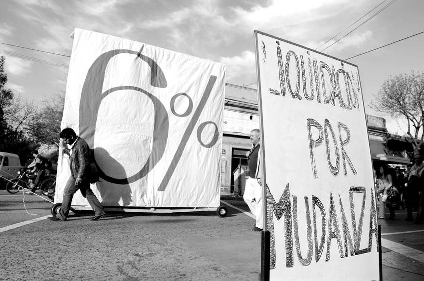 Marcha de la Agremiación Federal de Funcionarios de la Universidad de la República hacia el Parlamento, adonde trasladaron la Carpa de la Dignidad. 