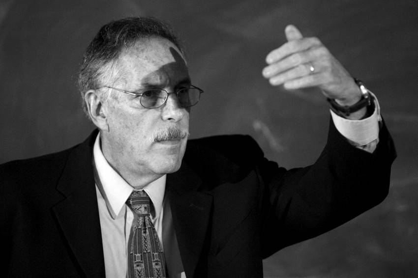 El profesor estadounidense Peter A Diamond comparece en una rueda de prensa en el campus del Instituto Tecnológico de Massachusetts (MIT) en Cambridge, Estados Unidos, después de conocer que ha sido galardonado con el Premio Nobel de Economía 2010. 