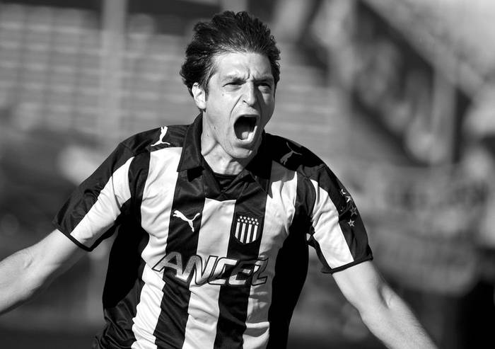 Diego Alonso, ayer, tras convertir el segundo gol de Peñarol ante Central Español. · Foto: Javier Calvelo