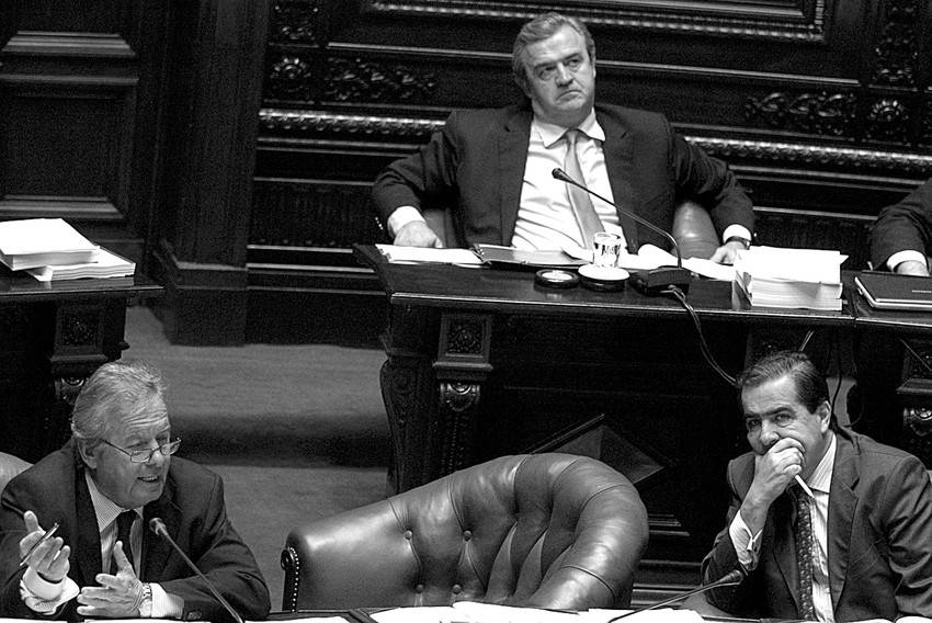 Carlos Moreira, Jorge Larrañaga y Francisco Gallinal, durante una sesión del Senado. (archivo, noviembre de 2010)