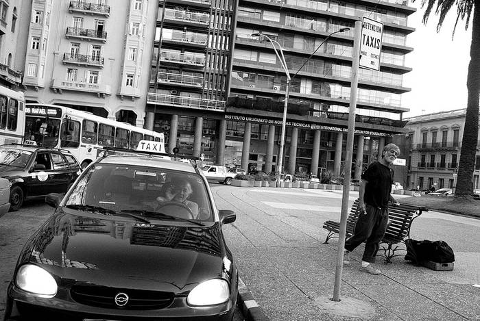 Parada de taxis en Plaza Independencia. · Foto: Victoria Rodríguez