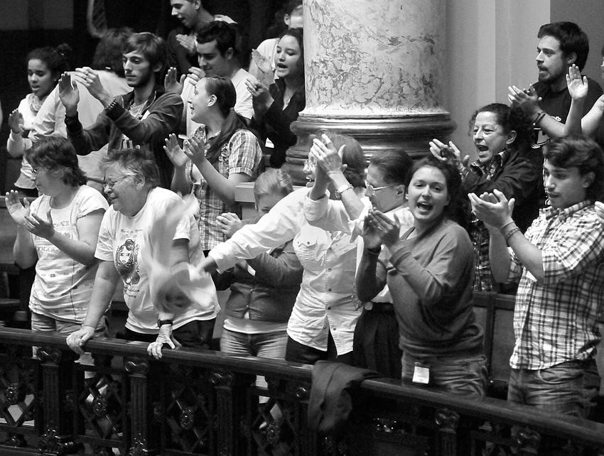Público presente en las barras del Senado, anoche, tras finalizar la votación del proyecto interpretativo de la Ley de Caducidad.
