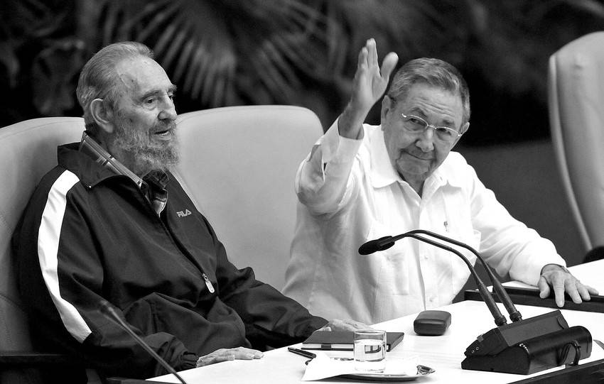 El ex presidente cubano Fidel Castro y el actual mandatario, Raúl Castro, asisten a la clausura del VI Congreso del Partido Comunista de Cuba en La Habana.
