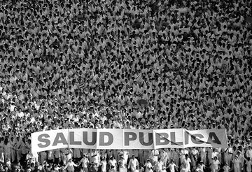 Miles de personas participan en el desfile por el Día Internacional de los Trabajadores, ayer, 1º de mayo, en la Plaza de la Revolución de La Habana. Miles de personas participan en el desfile por el Día Internacional de los Trabajadores, ayer, 1º de mayo, en la Plaza de la Revolución de La Habana.
