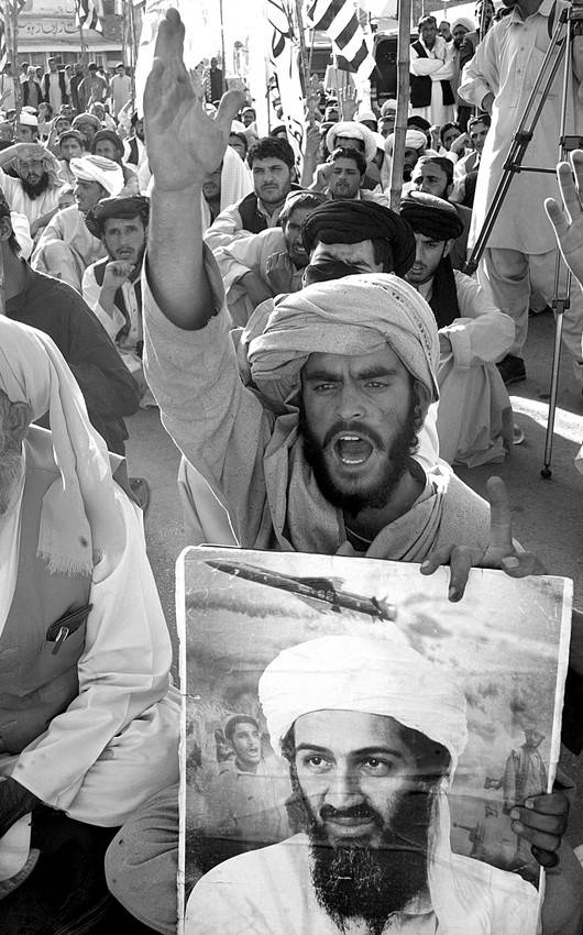 Seguidores del principal partido islamista paquistaní, Jamiat-e-Islami, gritan consignas durante una protesta contra las fuerzas militares estadounidenses, hoy, en Quetta, Pakistán.