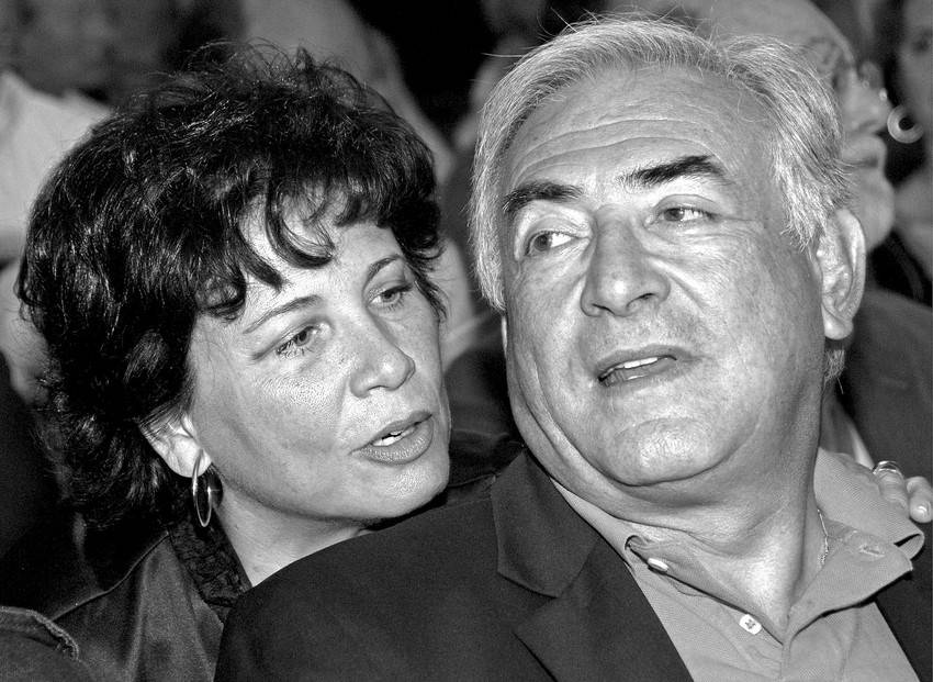 Dominique Strauss-Kahn conversando con su esposa, Anne Sinclair, antes del comienzo de un encuentro del Partido Socialista francés en La Rochelle, Francia. (archivo, agosto de 2006)