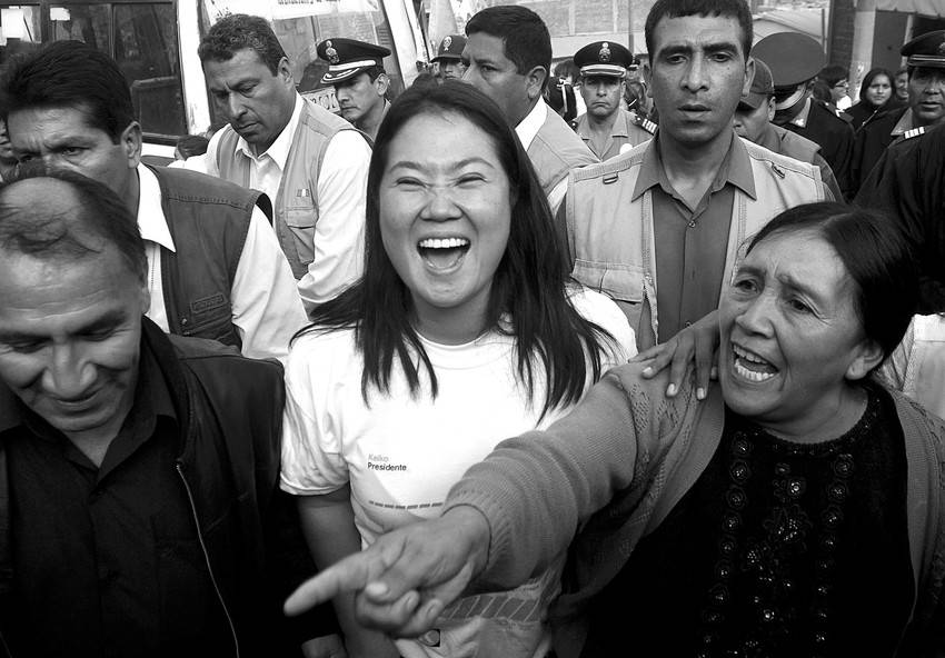 La candidata presidencial peruana por el partido Fuerza 2011, Keiko Fujimori, junto a una simpatizante durante su visita al asentamiento Santa Rosita, en el distrito de San Juan de Lurigancho, en Lima.