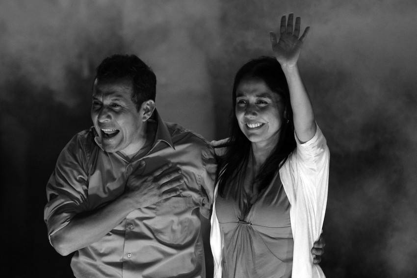 Ollanta Humala saluda a sus simpatizantes junto a su esposa, Nadine Heredia, el lunes de madrugada en la plaza 2 de Mayo, en Lima.