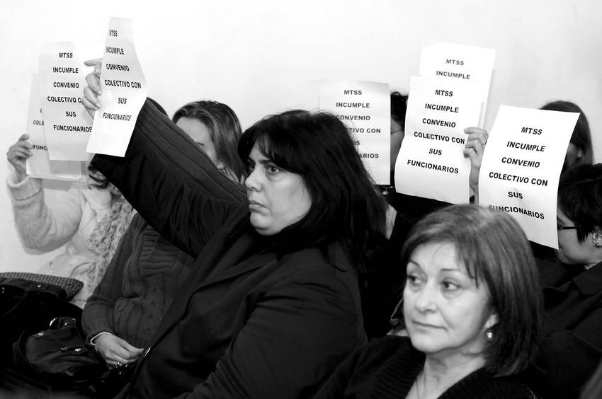 Trabajadores del Ministerio de Trabajo y Seguridad Social, ayer, durante la conferencia de prensa del ministro de esta cartera, Eduardo Brenta, y del director de Trabajo, Luis Romero.