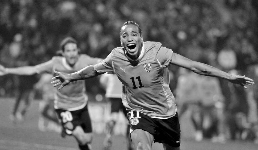 Alvaro Pereira de Uruguay festeja su gol ante Chile durante el partido de primera fase del Grupo C de la Copa América 