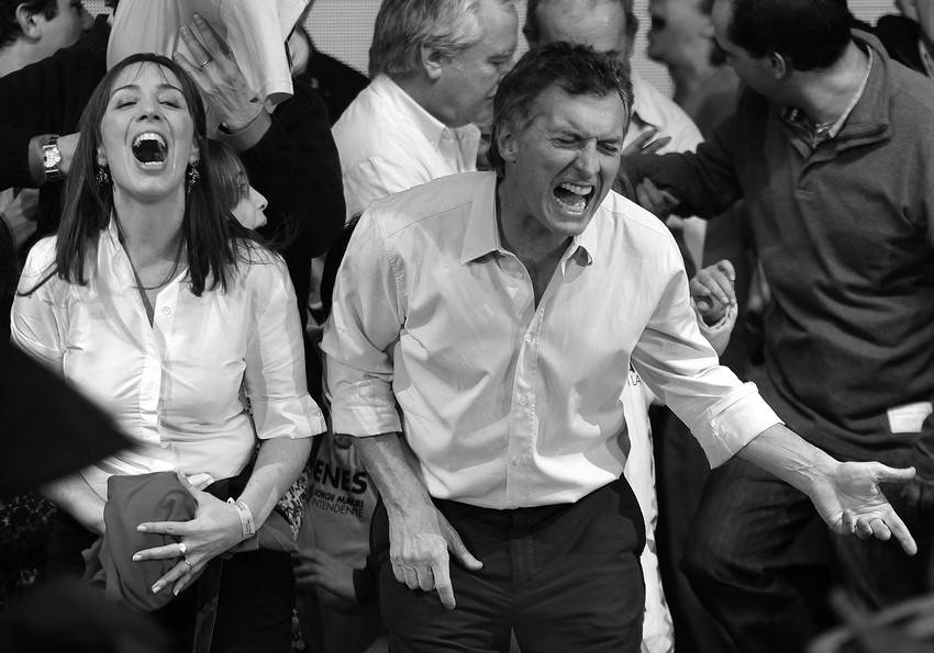 Mauricio Macri celebra su reelección tras la segunda vuelta electoral que lo enfrentó al senador Daniel Filmus junto a su candidata a vice, María Eugenia Vidal. 