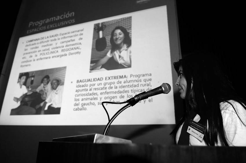 Laura Magela dos Santos explica el Proyecto de Comunicación del liceo de Cerro Pelado, en Rivera.