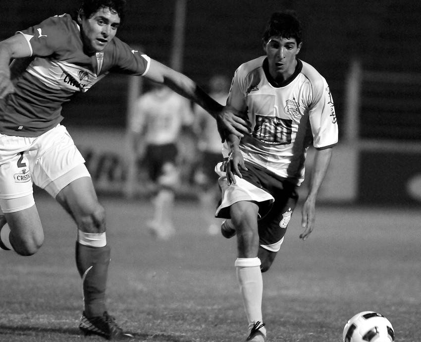 Marko Biscupovic, de la Universidad Católica , y Andrés Rodríguez, de Bella Vista, anoche en el estadio Luis Franzini. 