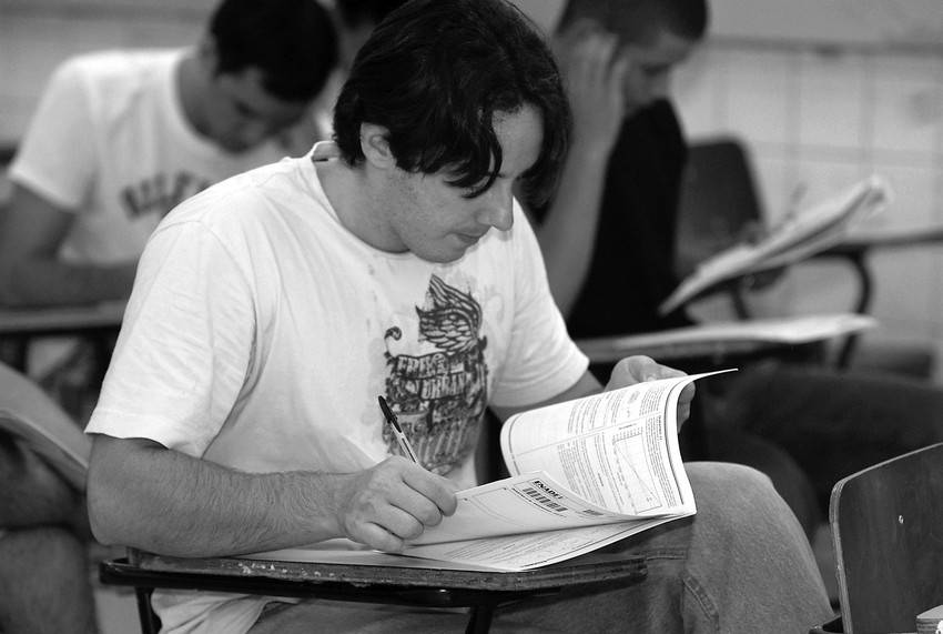 Estudiantes universitarios realizan el examen nacional de desempeño de los estudiantes en el Centro de Enseñanza Elefante Blanco. El objetivo es evaluar la calidad de los cursos de graduación de las instituciones públicas y privadas de enseñanza superior. (archivo, noviembre de 2008) 