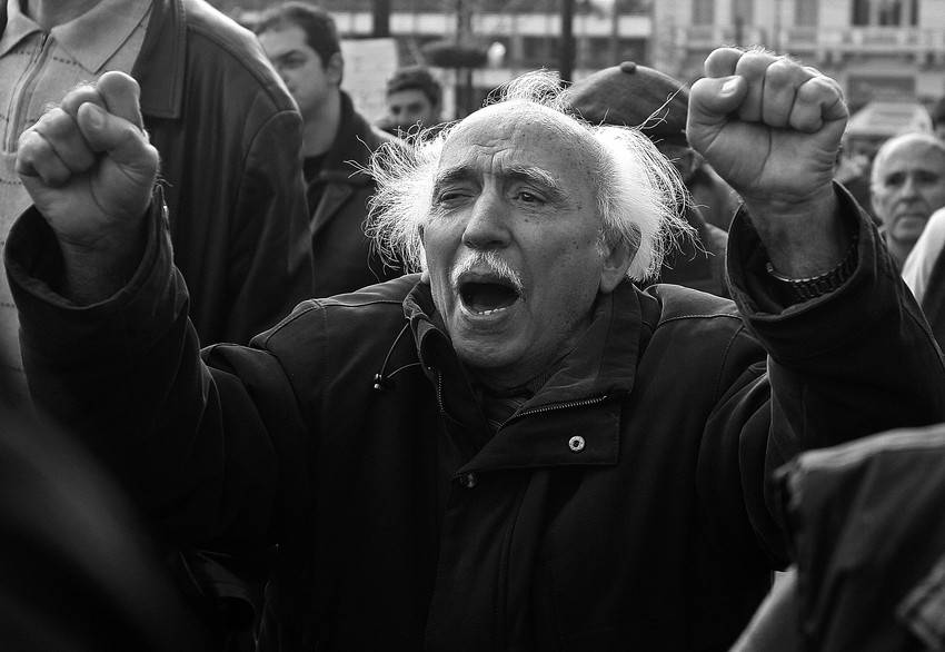 Decenas de miles de personas manifiestan en Atenas bajo el lema “Pan, enseñanza y libertad”, utilizado contra la dictadura de los coroneles, para protestar contra la política de recortes que imponen los acreedores internacionales a Grecia. 