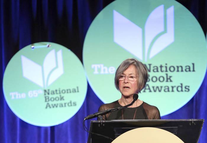Louise Glück, en los Premios Nacionales del Libro 2014, en la ciudad de Nueva York (archivo, abril de 2014)
 · Foto: Robin Marchant