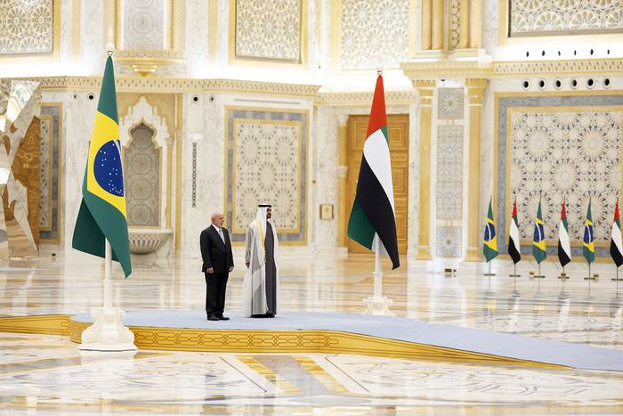 Luiz Inácio Lula da Silva, presidente de Brasil, y el el jeque Mohamed bin Zayed al-Nahyan, presidente de Emiratos Árabes Unidos, en Qasr al-Watan en Abu Dabi (15.04.2023). · Foto: Ryan Carter, presidencia de EAU, AFP