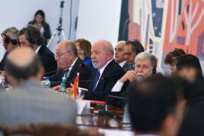 Luiz Inácio Lula da Silva (c), durante la cumbre sudamericana, el 30 de mayo, en el palacio de Itamaraty, sede de la cancillería, en Brasilia. · Foto: André Borges, EFE