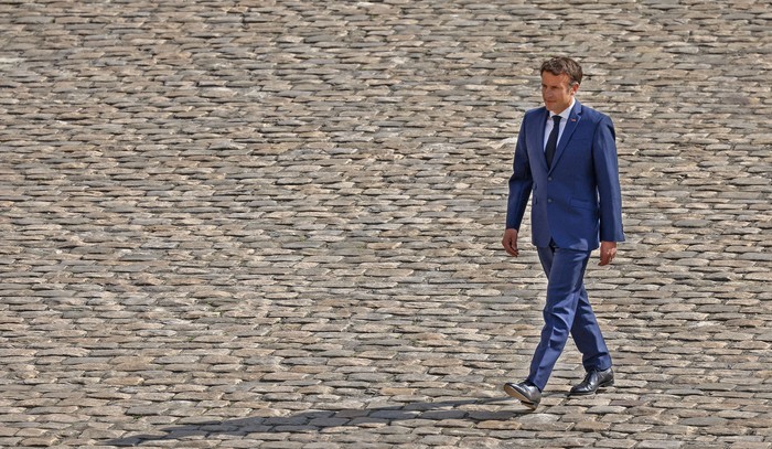 Emmanuel Macron, en Saint-Christophe en Cergy, suburbio de París, el 27 de abril. · Foto: Ludovic Marin, AFP