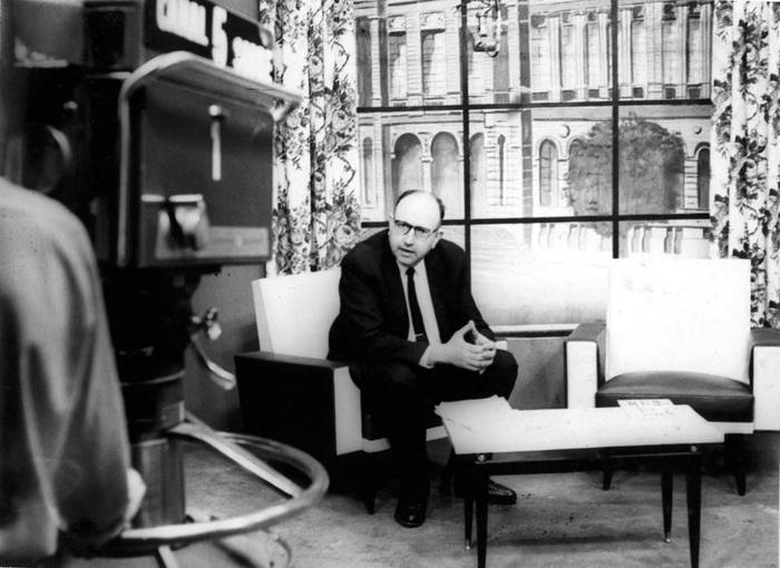 Óscar Maggiolo en entrevista televisiva de Canal 5 SODRE, en 1967 apróximadamente. Foto: Archivo general de la Universidad de la República, s/d de autor