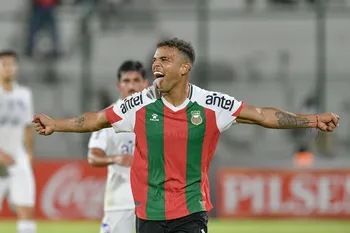 Maximiliano Noble, de Deportivo Maldonado, tras convertir de penal el cuarto gol de su equipo, el 11 de abril en el estadio Domingo Burgueño, en Maldonado. · Foto: Fernando Morán, Agencia Gamba