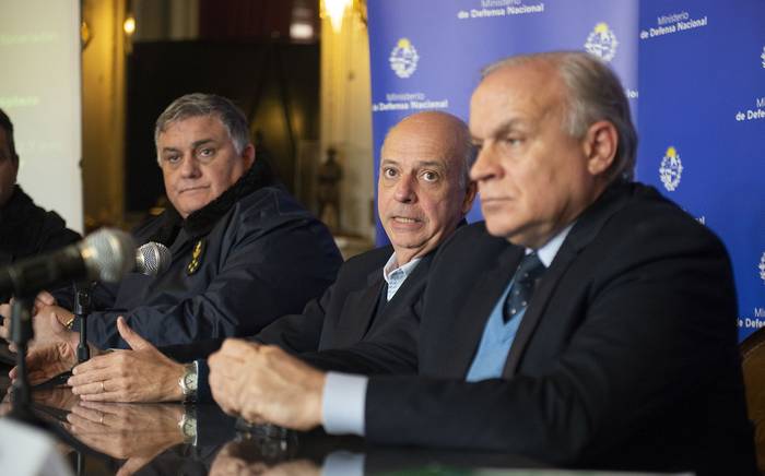 Jorge Wilson, Javier García y Rivera Elgue en conferencia de prensa, en el Ministerio de Defensa Nacional (17.07.2023). · Foto: Alessandro Maradei