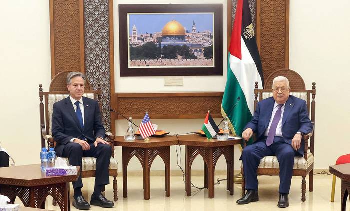 El secretario de Estado estadounidense, Antony Blinken, y el presidente palestino, Mahmud Abbas, en Ramala (05.11.2023). · Foto: PPO, AFP