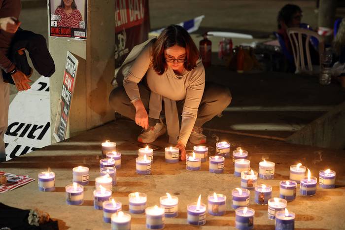 Una mujer enciende velas exigiendo la liberación de los israelíes retenidos como rehenes en Gaza, en Tel Aviv (21.11.2023). · Foto: Ahmad Gharabli, AFP