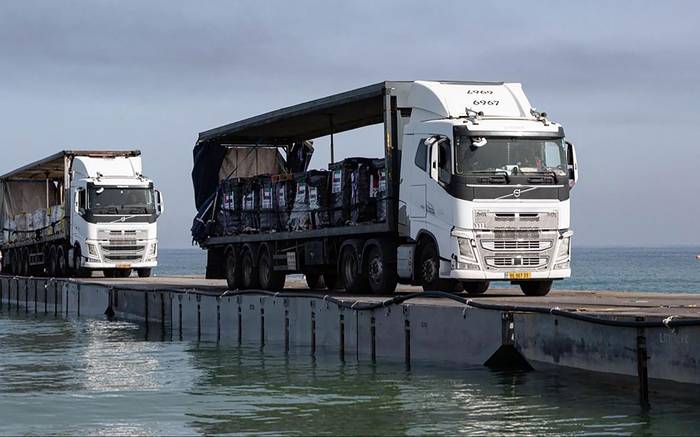 Envío de ayuda desde los Emiratos Árabes Unidos que llega por mar en camiones a través del corredor marítimo construido en la Franja de Gaza. Foto: WAM, AFP · Foto:  Waldemar Deska, Efe